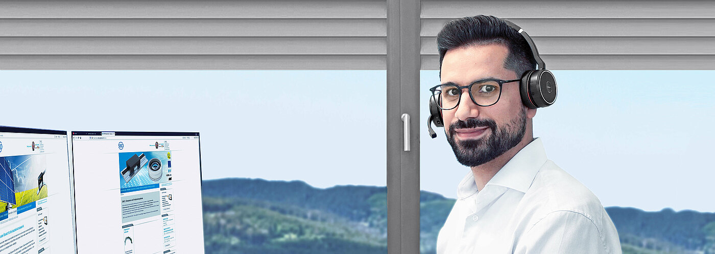 SIKO employees in phone customer conversations via headset