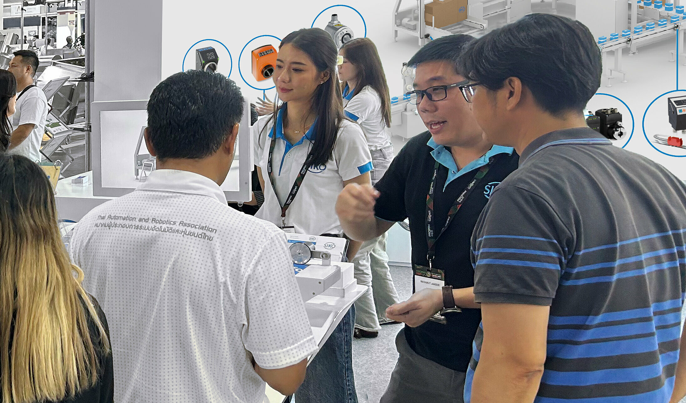 SIKO员工在亚洲某次展会上与客户交谈