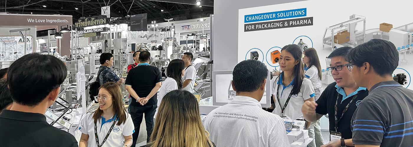 SIKO-Mitarbeiter im Kundengespräch auf einer Messe im Asien