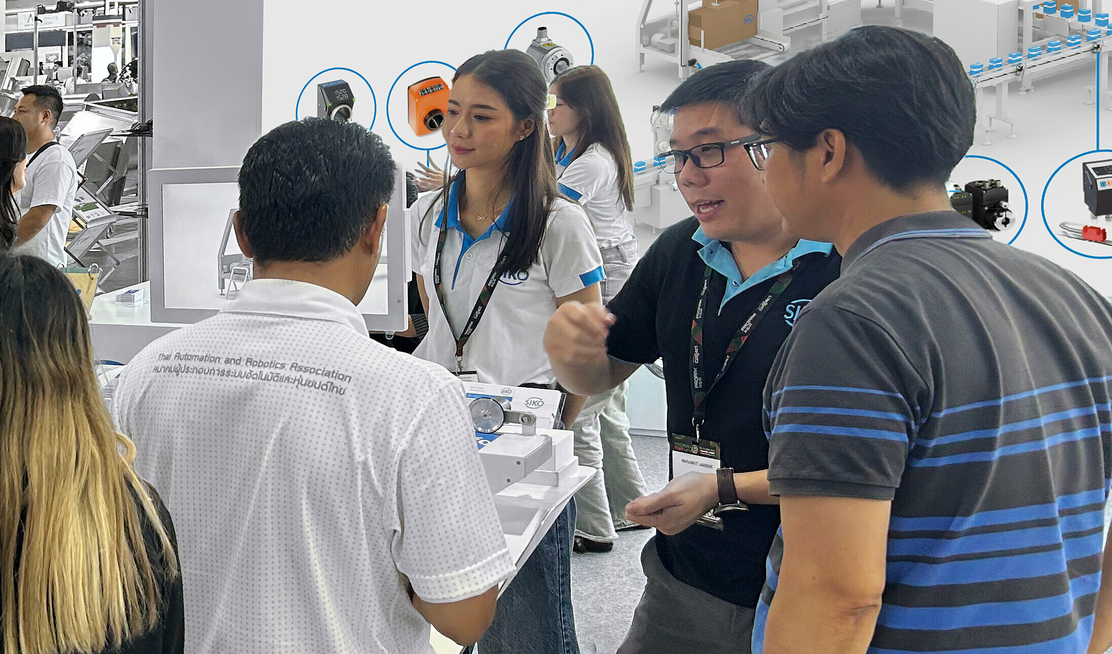 Un dipendente di SIKO durante un colloquio con un cliente in occasione di una fiera in Asia